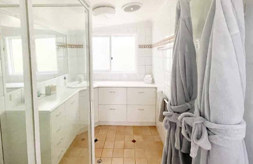 Maleny Cottage | Maleny Cottage - A Tranquil Stay Within Walking Distance to Town