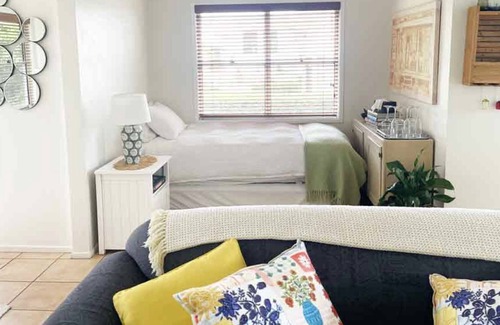 Maleny Cottage | Maleny Cottage - A Tranquil Stay Within Walking Distance to Town