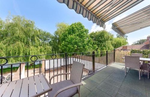 Upton upon Severn House | Malt House Cottage with River Severn view balcony