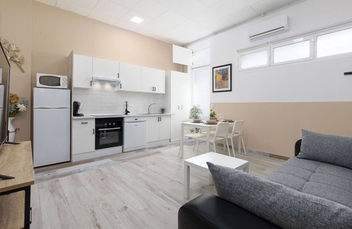 El Cabanyal Apartment | Malvarrosa Las Arenas Access. WiFi + Air Conditioning + 5 Pax