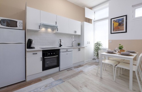 El Cabanyal Apartment | Malvarrosa Las Arenas Access. WiFi + Air Conditioning + 5 Pax