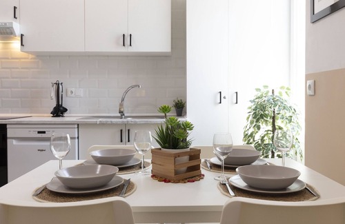 El Cabanyal Apartment | Malvarrosa Las Arenas Access. WiFi + Air Conditioning + 5 Pax