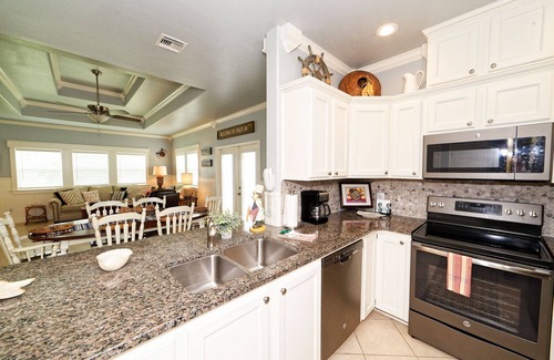 Safe Harbor House | MAN CAVE GARAGE ! Great for 2 couples or a small family. Ground Floor. Shared Pool. King bed