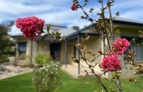 Benalla West House | Manas Guesthouse