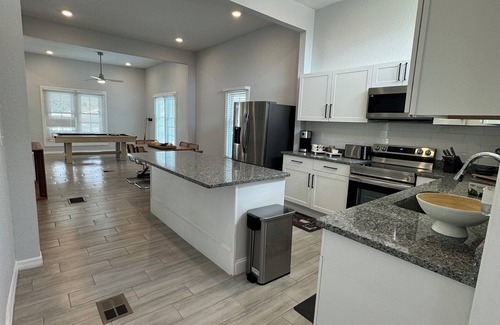 Palmetto House | Manatee River Manor Near Anna Maria- 4BR/3.5BA, man cave, pool table, fire pit