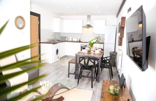 Old Trafford Apartment | Manchester 3 Bed apartment By Bevolve - Free parking