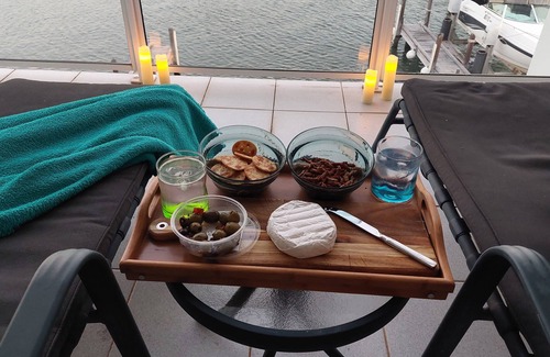 Halls Head Villa | Mandurah Canal Holiday Home with own jetty! Boats! Crabs! Dolphins!