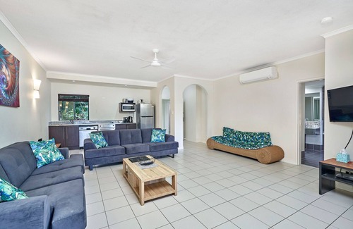 Palm Cove Apartment | Mango Resort Ground floor Apartment with direct pool access from patio