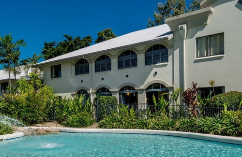 Palm Cove Apartment | Mango Resort Ground floor Apartment with direct pool access from patio