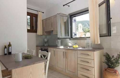 Lefktron Apartment | Mani Two-Bedroom Apartment with Sea View