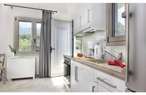 Lefktron Apartment | Mani Two-Bedroom Apartment with Sea View