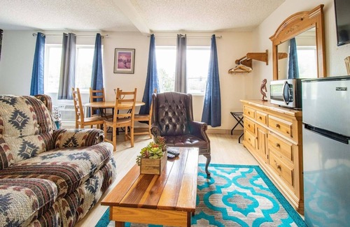 Manitou Springs Hotel | Manitou Cog Lodge Inc dba Manitou Inn
