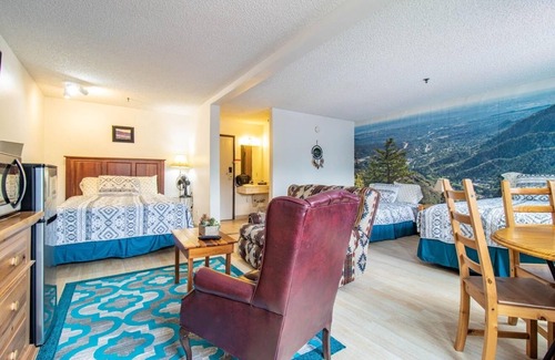 Manitou Springs Hotel | Manitou Cog Lodge Inc dba Manitou Inn