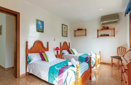 Marina Manresa Villa | Manresa Villa Sleeps 8 Air Con WiFi
