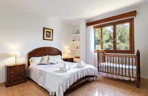 Marina Manresa Villa | Manresa Villa Sleeps 8 Air Con WiFi