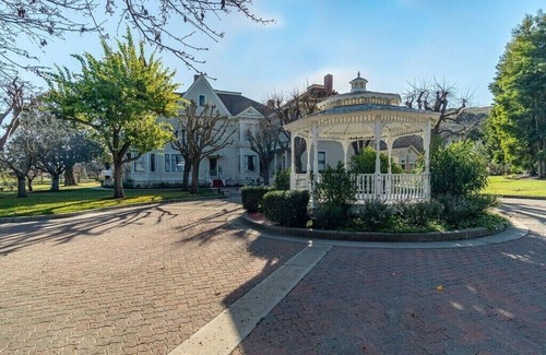 Salinas House | Mansion 10 suites Near Laguna Seca Race Track & Monterey