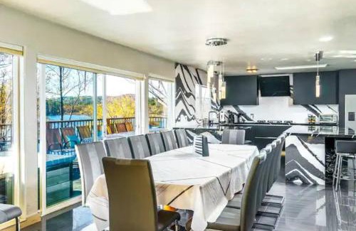 Groveland House | Mansion right on the water