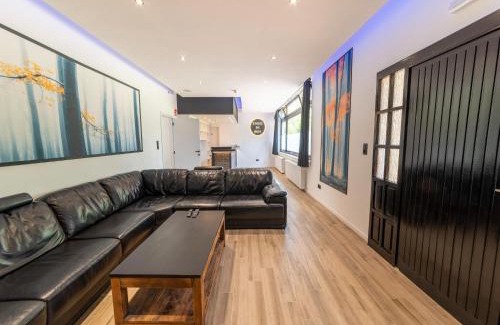 Buellingen House | Mansion with Pool & Bar