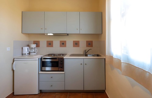 Marathokampos Apartment | Mantilada Villa With Private Pool by the Sea