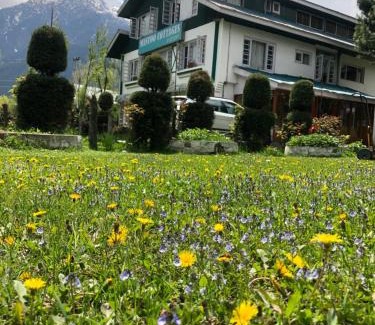 Laripora Hotel | Mantoo Cottages