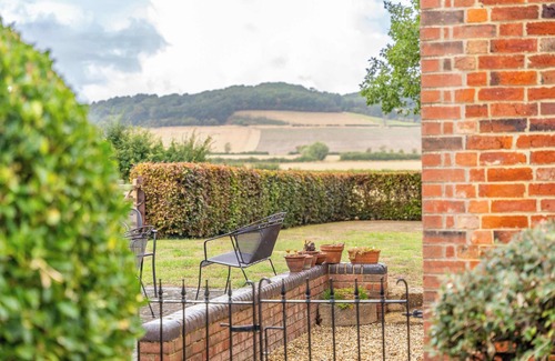 Mangotsfield House | Maple Cottage - Rural Charm & Cotswold Views