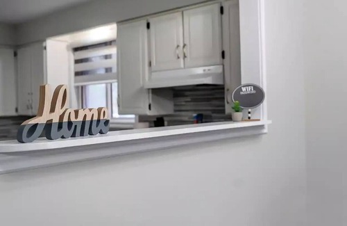 Barrie House | Maple Haven: Modern 3B/1.5B+Office,Kitchen,Parking