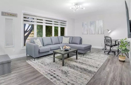 Barrie House | Maple Haven: Modern 3B/1.5B+Office,Kitchen,Parking