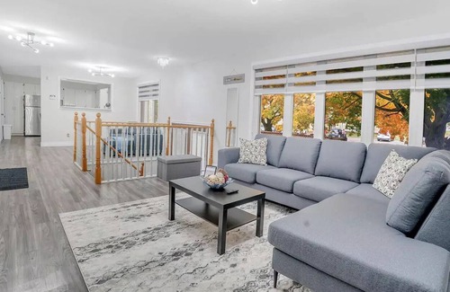 Barrie House | Maple Haven: Modern 3B/1.5B+Office,Kitchen,Parking