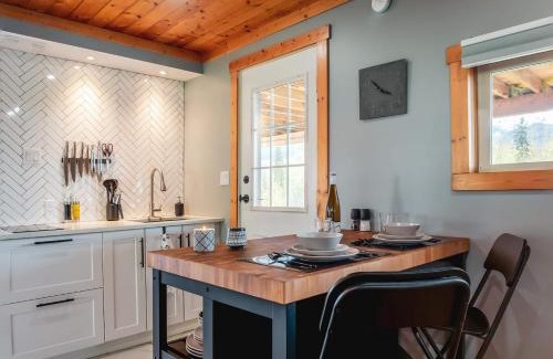 Golden House | Maple Ranch Tiny House- Private Hot Tub