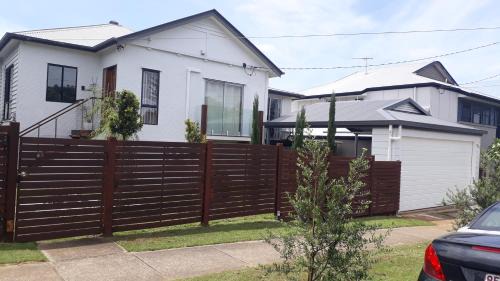 Wynnum Villa | Maple Villa - The Beach House by the bay