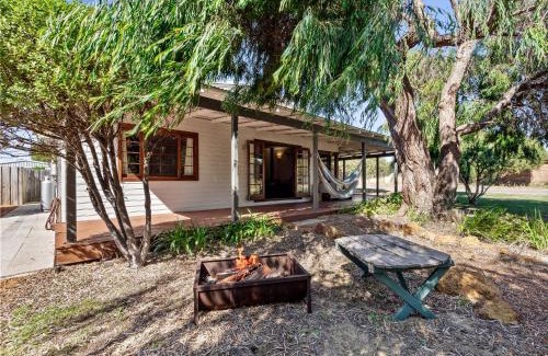 Dawesville House | Margs In Mandurah- Classic Family Holiday Abode!