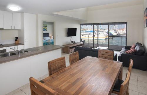 Geographe House | Marina Views- WIFI, 2x Kayaks, Private Jetty