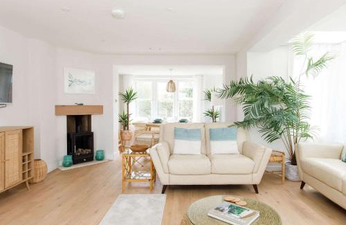 East Wittering House | Mariners: Stylish Beachside Getaway with Sea Views
