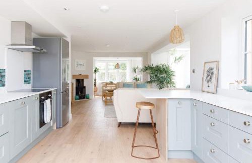 East Wittering House | Mariners: Stylish Beachside Getaway with Sea Views