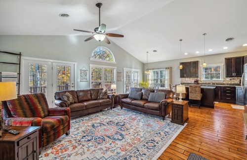 Berkeley Springs House | Mariposa Moon - creekside| grill | wifi| fire pit | covered porch