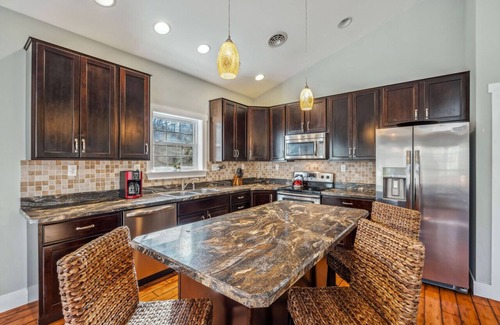 Berkeley Springs House | Mariposa Moon - creekside| grill | wifi| fire pit | covered porch