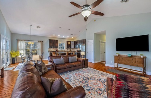 Berkeley Springs House | Mariposa Moon - creekside| grill | wifi| fire pit | covered porch