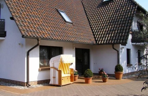 Zingst Apartment | Maritime maisonette with balcony, garden, sauna house and only 300m to the beach.