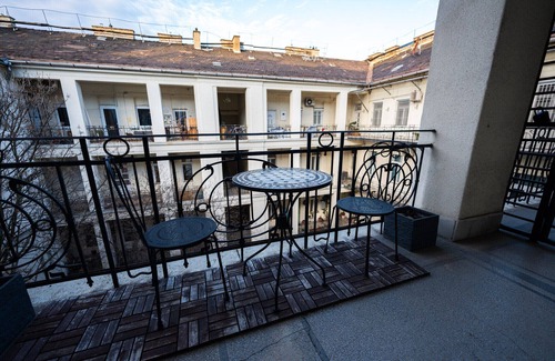 Felheviz Apartment | Mark’s modern flat at Margaret Island