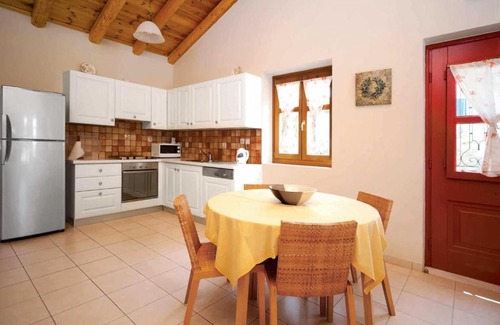 Antipata Villa | Markantonata Villa Sleeps 4 Air Con WiFi
