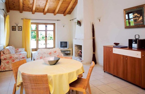 Antipata Villa | Markantonata Villa Sleeps 4 Air Con WiFi