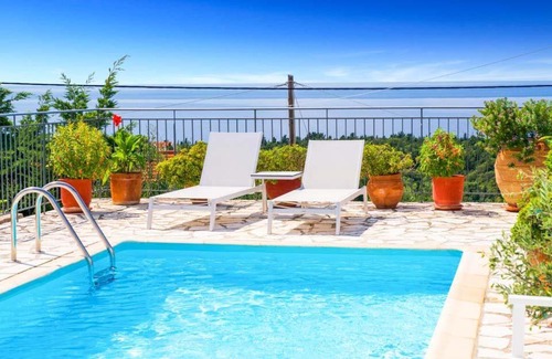 Antipata Villa | Markantonata Villa Sleeps 5 with Pool Air Con and WiFi