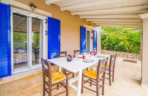 Antipata Villa | Markantonata Villa Sleeps 5 with Pool Air Con and WiFi