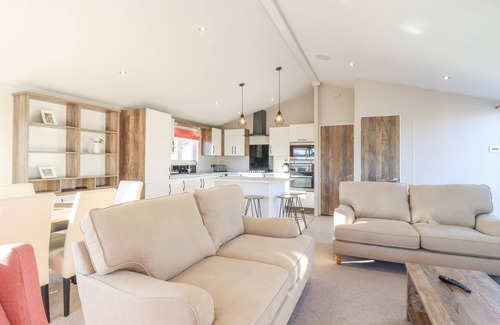 New Romney Cottage | MARLIE LODGE, family friendly, with pool in New Romney