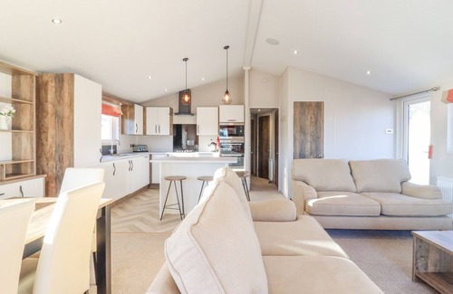 New Romney Cottage | MARLIE LODGE, family friendly, with pool in New Romney