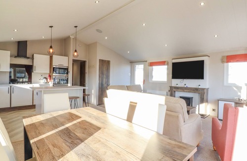 New Romney Cottage | MARLIE LODGE, family friendly, with pool in New Romney