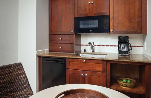 Nawiliwili Condo | Marriott's Kaua‘i Beach Club | Parlor Suite
