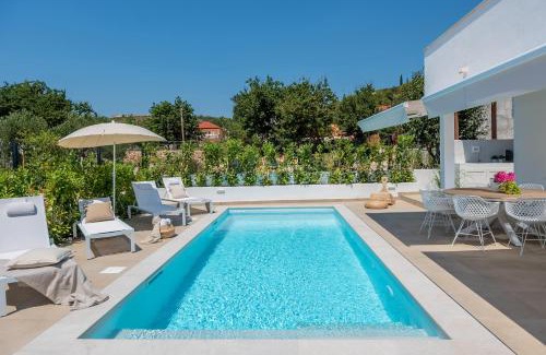 Poljica House | Marula holiday home - with heated pool