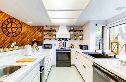 Mammoth Lakes Condo | Marvelous & elegant two-story condo w/mtn views, private hot tub, gas fireplace