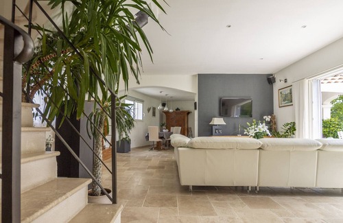Meyrargues Villa | Mas des Ecureuils (8p) with pool in Provence